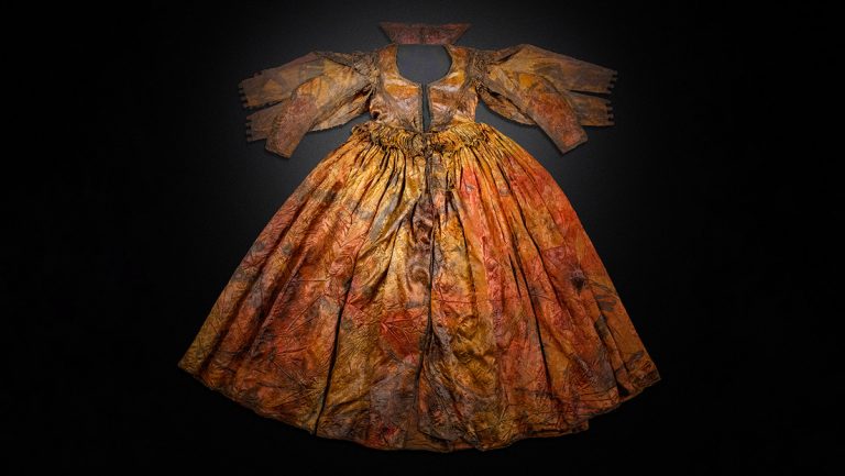 Un vestido de seda que sobrevivió casi cuatro siglos en el fondo del mar sigue siendo un misterio
