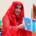Una isla británica suspende la educación sexual en sus colegios tras la clase de una 'drag queen'