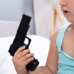 Una niña de 3 años mata accidentalmente a su hermana con una pistola