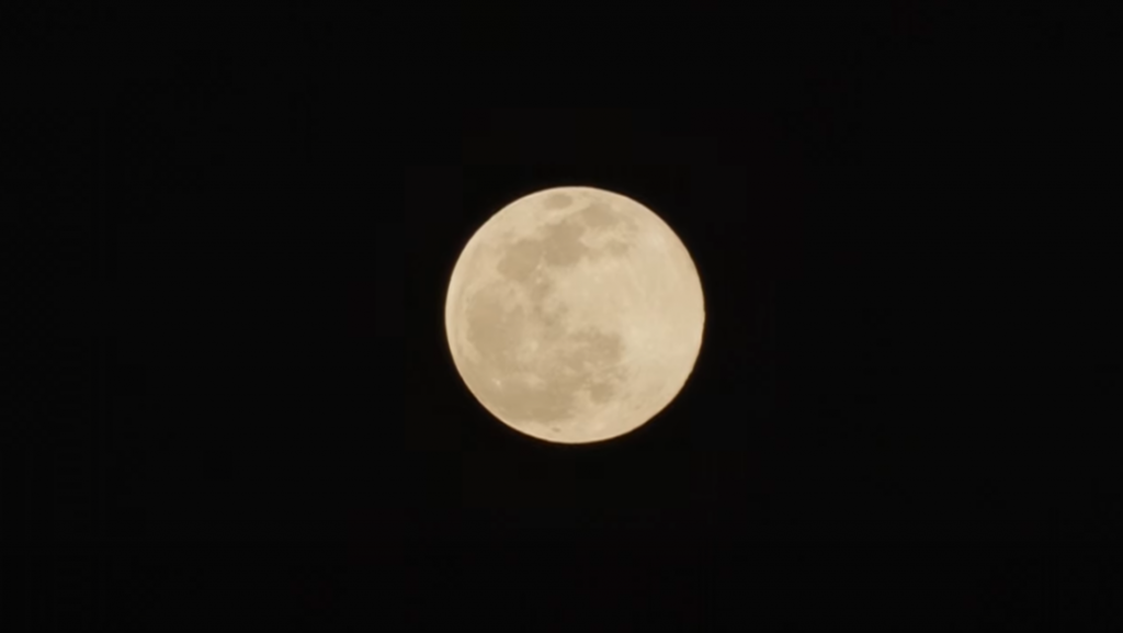 VIDEO: La 'luna de gusano' ilumina el cielo de Tokio