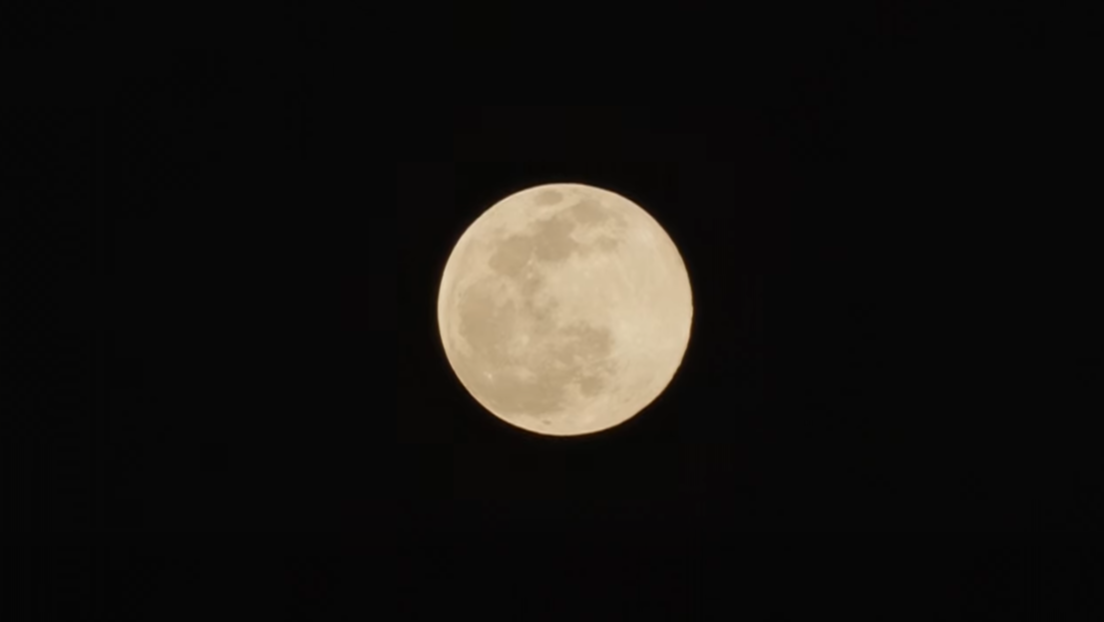 VIDEO: La 'luna de gusano' ilumina el cielo de Tokio
