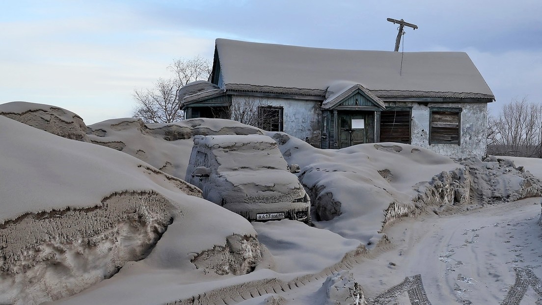 Así se ve un pueblo cubierto de ceniza tras una erupción volcánica en Lejano Oriente Ruso