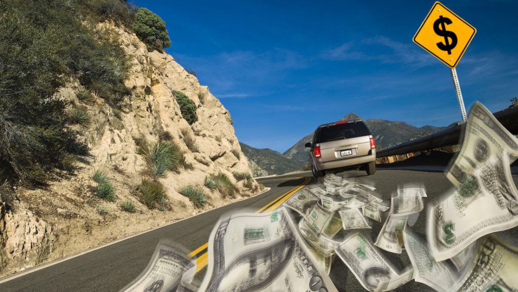 Automovilista arroja 200.000 dólares en una autopista para "bendecir a otros"