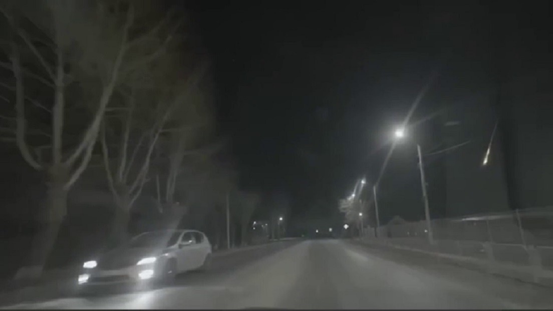 VIDEOS: Cae un objeto desconocido en llamas en una ciudad rusa