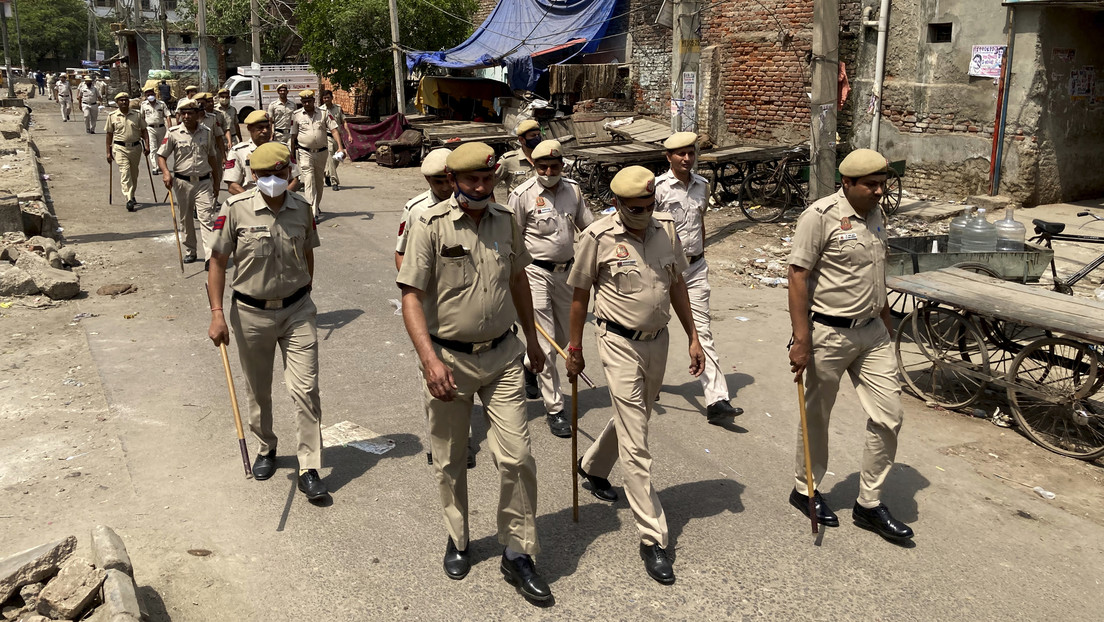 El video de unos policías arrastrando el cuerpo de una menor violada y asesinada provoca indignación en la India El video de unos policías arrastrando el cuerpo de una menor violada y asesinada provoca indignación en la India