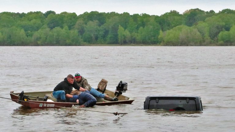 Encuentran con vida a una mujer desaparecida dentro de un auto sumergido en un lago de EE.UU.
