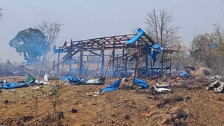 La junta militar de Birmania confirma que realizó un ataque aéreo a una reunión de insurgentes, con un saldo de unos 100 muertos