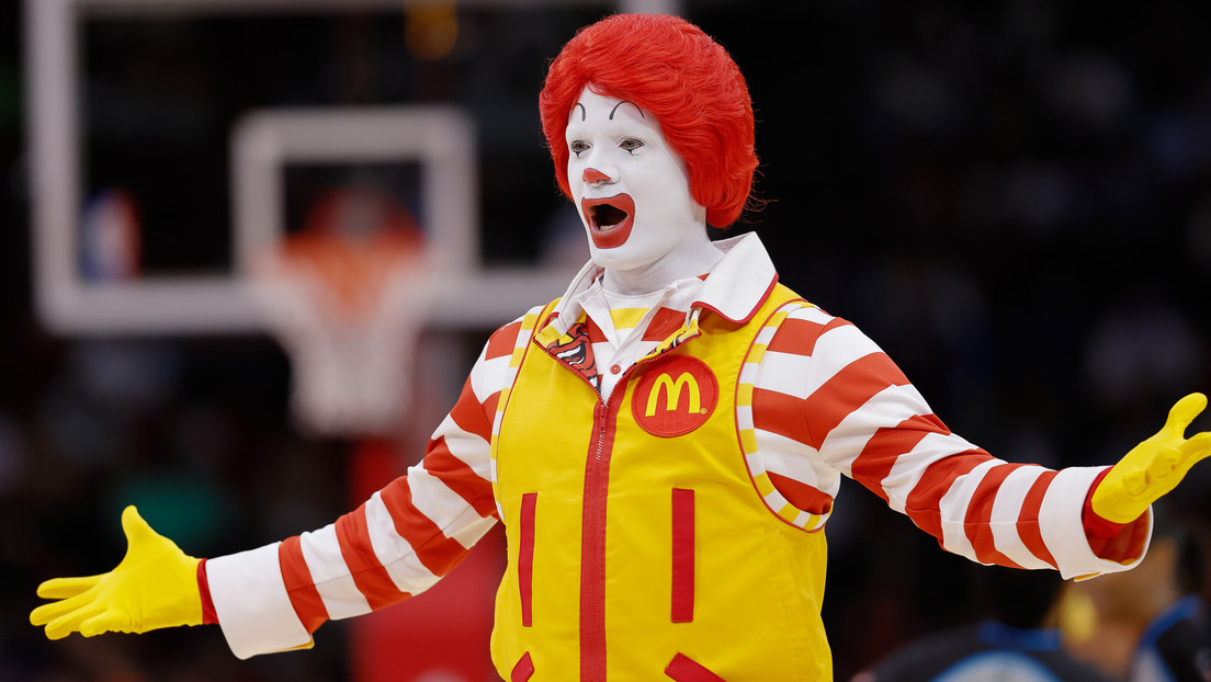 McDonald’s cierra temporalmente sus oficinas en EE.UU. mientras prepara recortes de personal