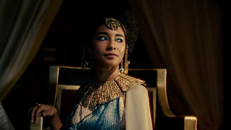 Netflix lanza un documental de Cleopatra con una actriz negra y desata la polémica