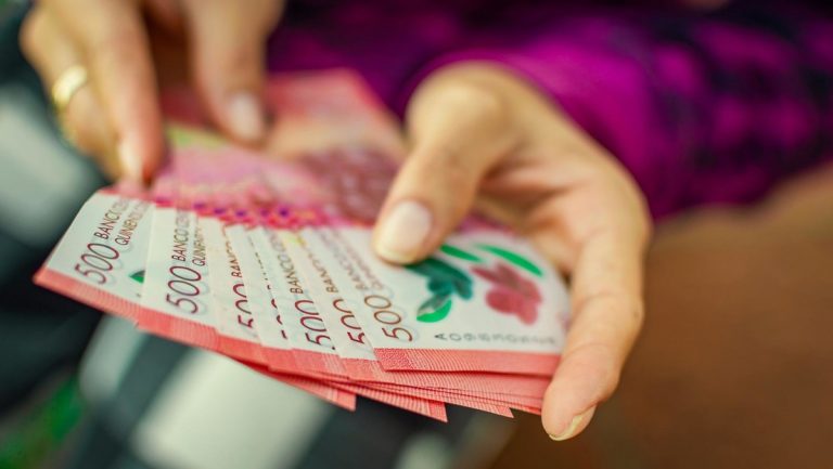 Nicaragua emite nuevos billetes que pueden ser identificados por ciegos