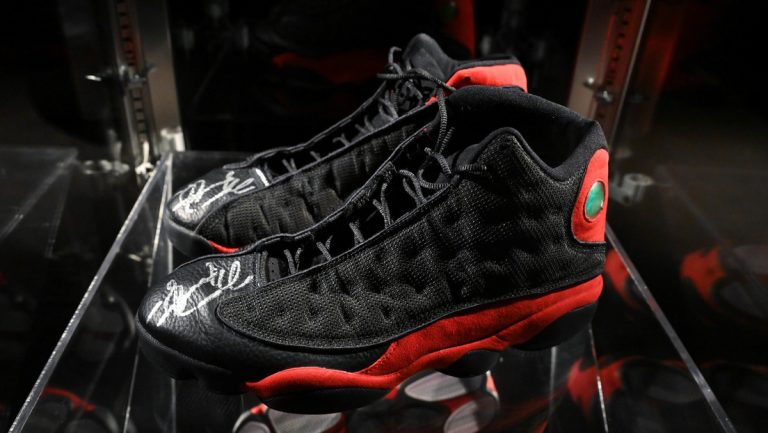 Subastan por precio récord unas zapatillas que usó Michael Jordan