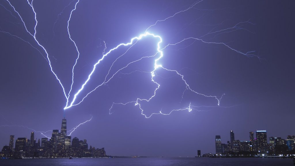 Un rayo impacta en el One World Trade Center e ilumina el cielo de Nueva York