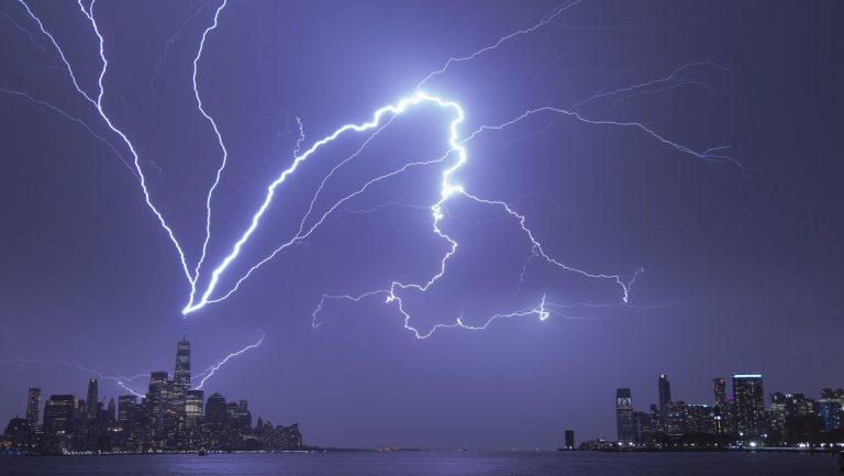 Un rayo impacta en el One World Trade Center e ilumina el cielo de Nueva York