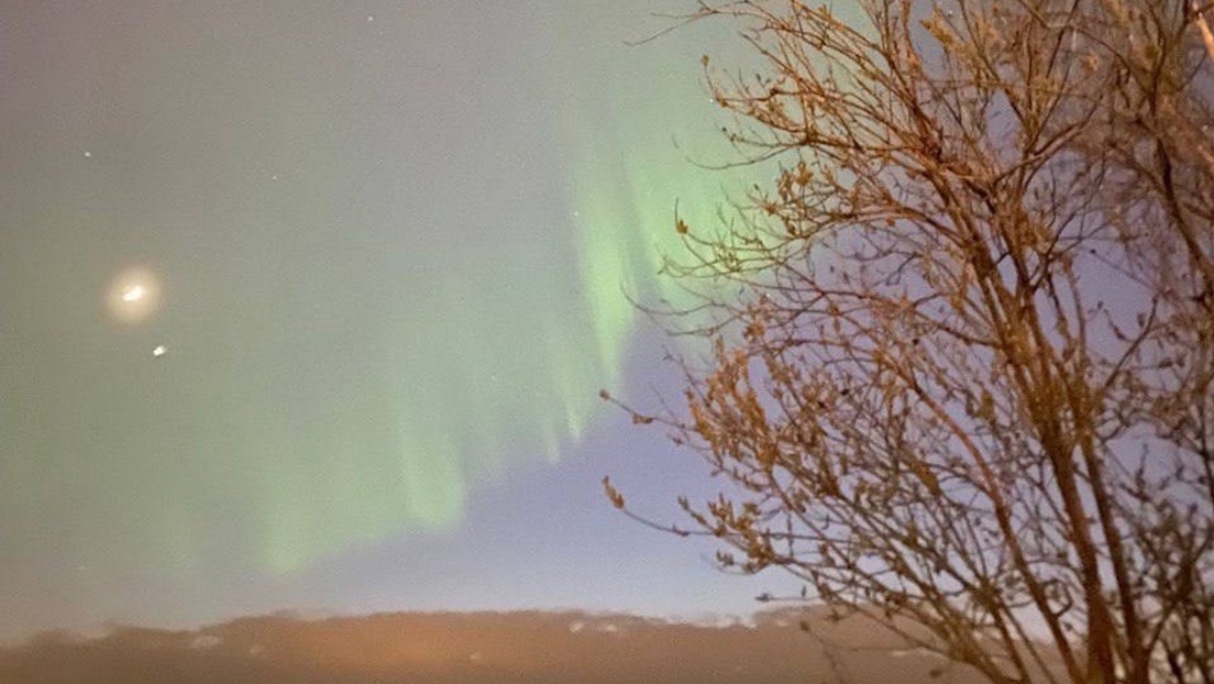 Una aurora boreal ilumina el cielo de Moscú y otras ciudades rusas (VIDEOS)