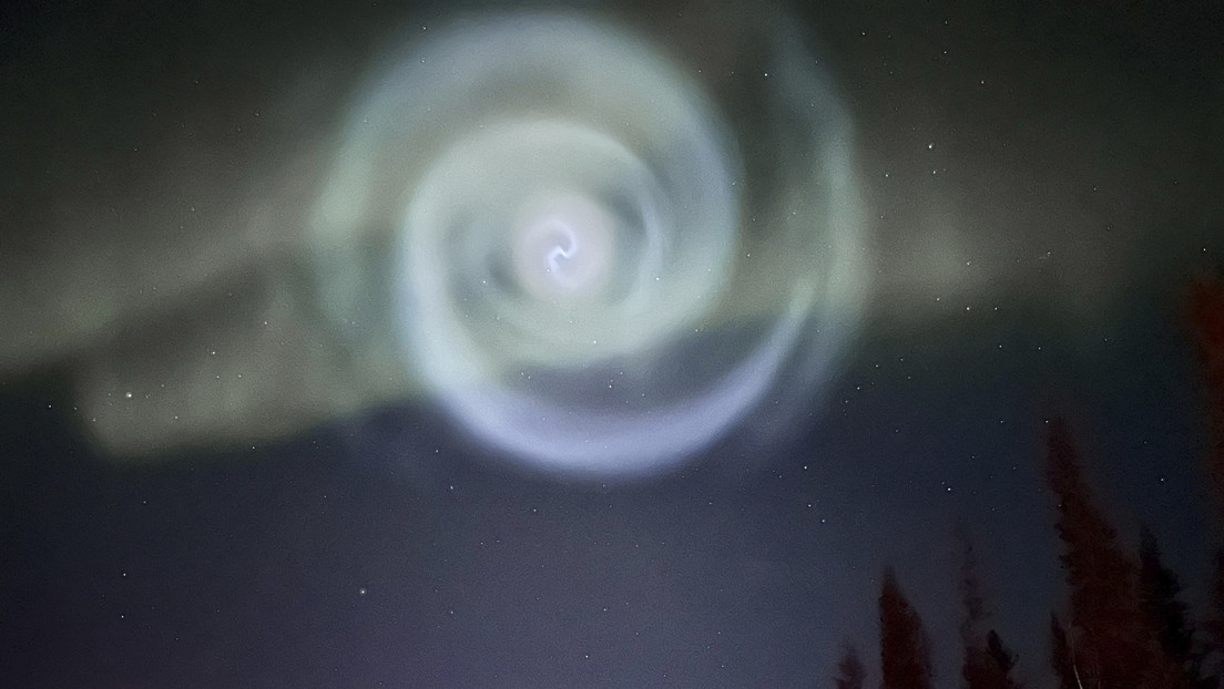 Una extraña espiral brillante aparece en el cielo nocturno de Alaska