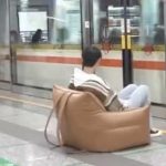 VIDEO: Un joven chino viaja en metro con su propio sillón portátil y desconcierta a los internautas