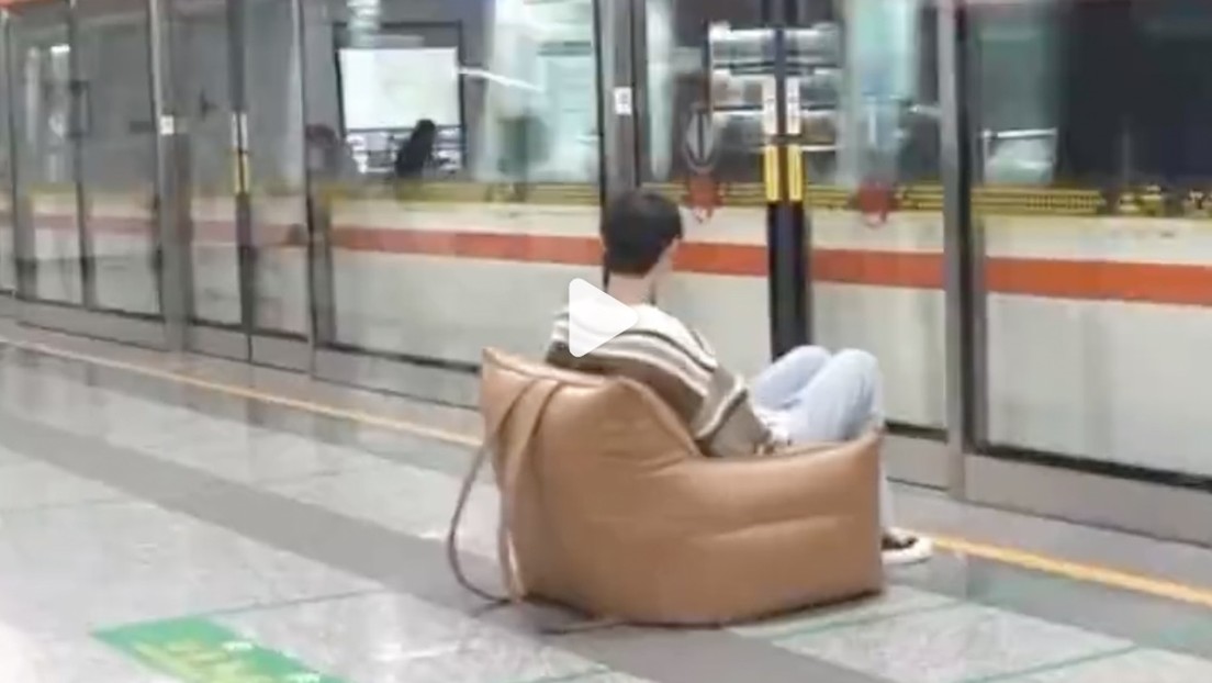 VIDEO: Un joven chino viaja en metro con su propio sillón portátil y desconcierta a los internautas