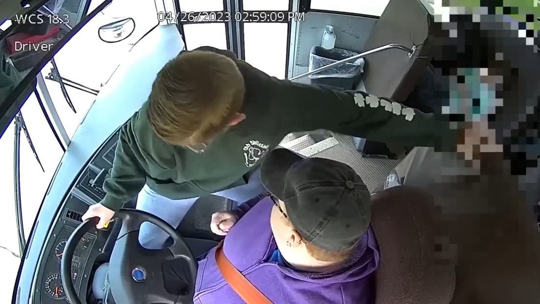 Niño logra frenar un autobús escolar con 60 pasajeros tras el desmayo de la conductora