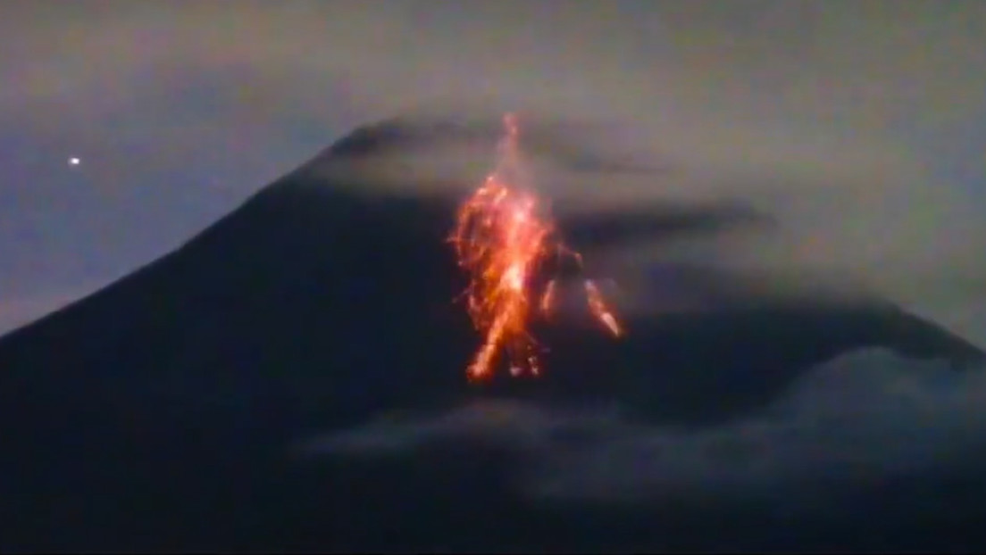Un volcán indonesio entra en erupción 24 veces en un día Un volcán indonesio entra en erupción 24 veces en un día