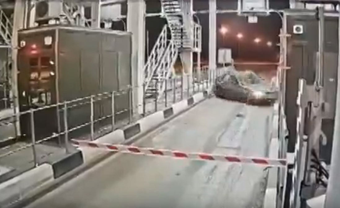 VIDEO: Momento en que un coche fuera de control destroza la barrera de un peaje