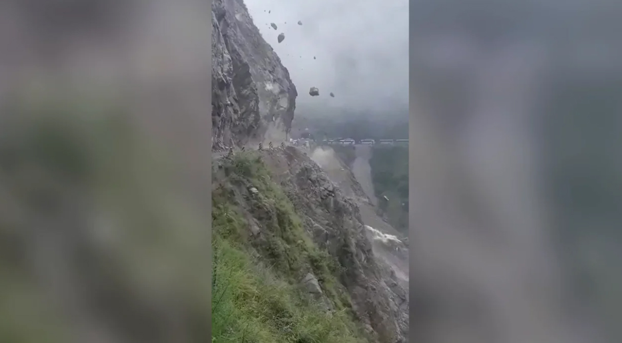 VIDEO: Se desprende parte de una roca y bloquea carretera en la India