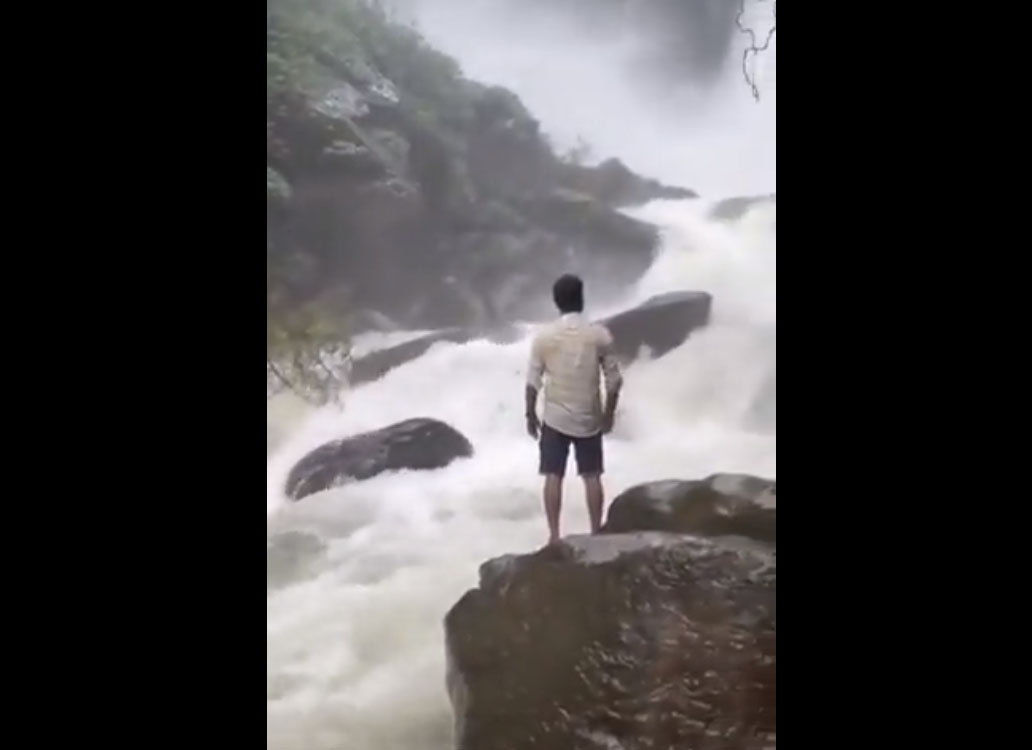 Captan el momento en que un joven se resbala de una roca y es arrastrado por una cascada (VIDEO)