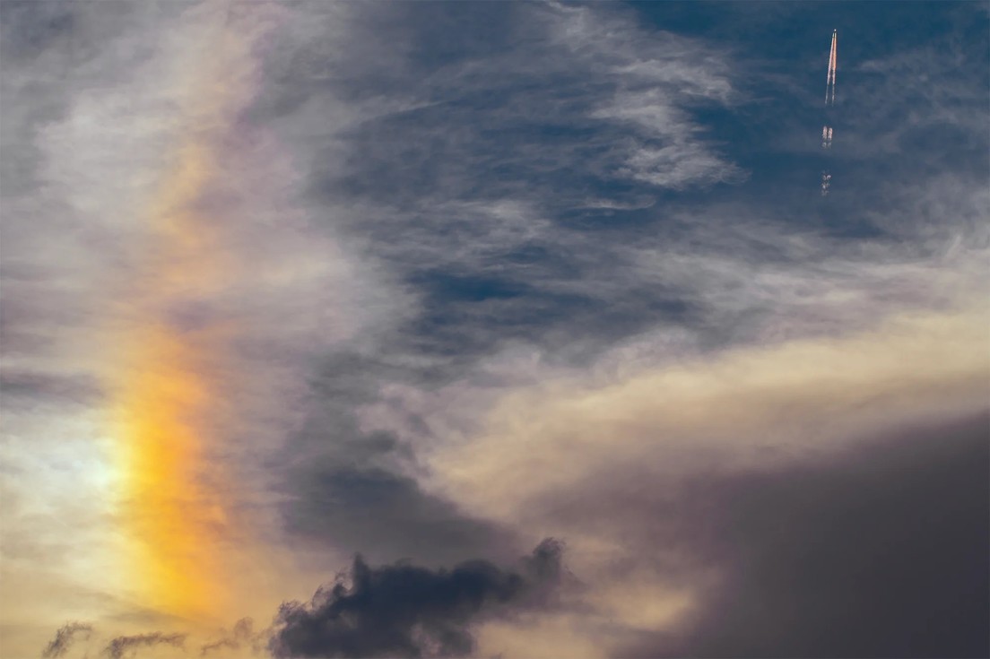 Captan unas impresionantes estelas de arcoíris en el cielo de la India