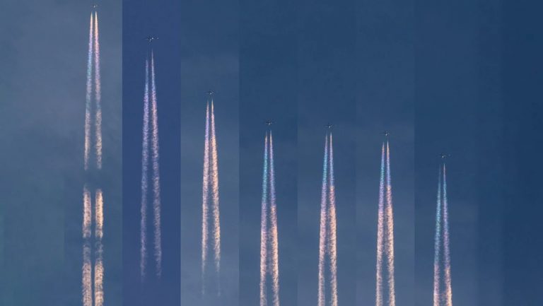 Captan unas impresionantes estelas de arcoíris en el cielo de la India