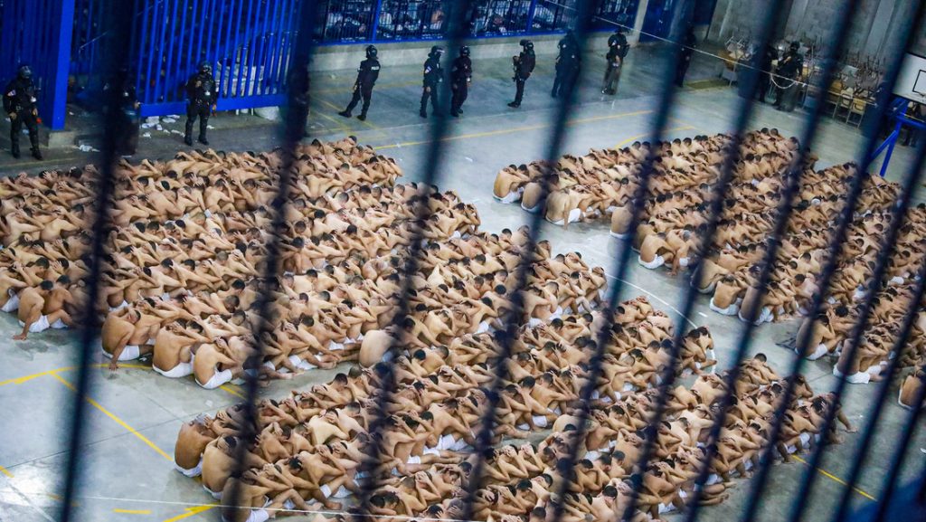 El Parlamento de El Salvador aprueba juicios grupales a detenidos bajo el régimen de excepción