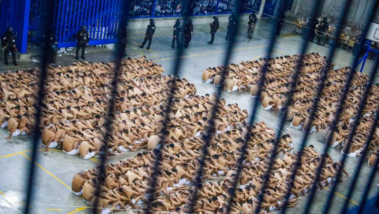 El Parlamento de El Salvador aprueba juicios grupales a detenidos bajo el régimen de excepción