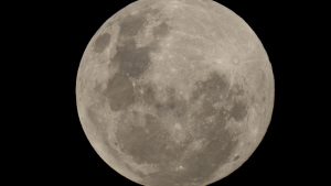 Pases largos, balón 'clásico' y árbitros en holograma: así se jugará al fútbol en la Luna en 2035