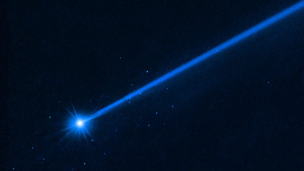 FOTO: Rocas espaciales escapan de un asteroide tras el impacto de una sonda de la NASA