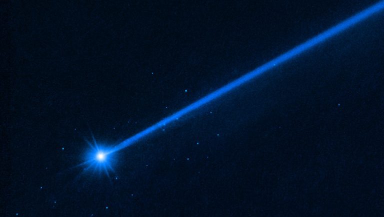 FOTO: Rocas espaciales escapan de un asteroide tras el impacto de una sonda de la NASA
