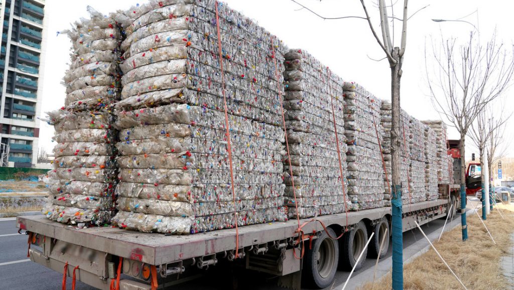 Una familia gana millones de dólares reciclando basura de manera fraudulenta y ahora se enfrenta a la cárcel