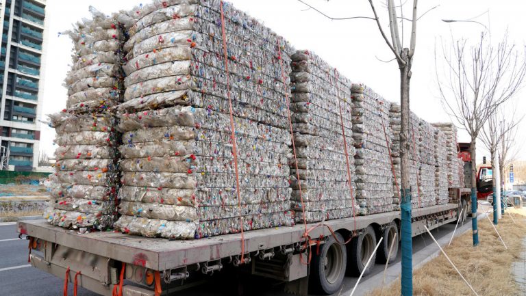 Una familia gana millones de dólares reciclando basura de manera fraudulenta y ahora se enfrenta a la cárcel