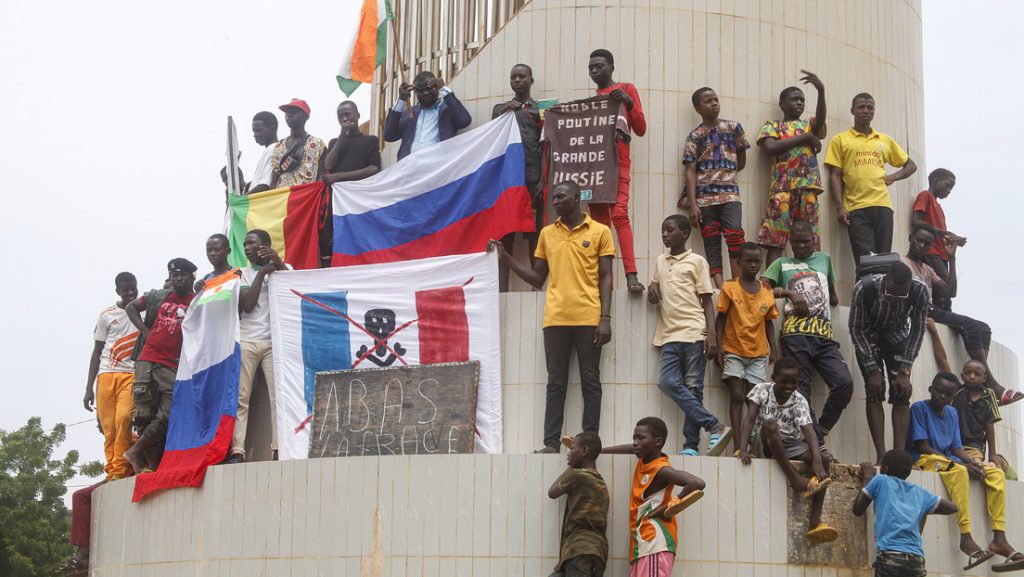 94 parlamentarios franceses denuncian el fracaso de la política de París en África