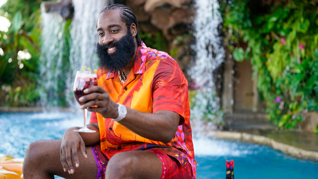 Aficionados chinos sorprenden a James Harden comprando en segundos 10.000 botellas de vino de su marca