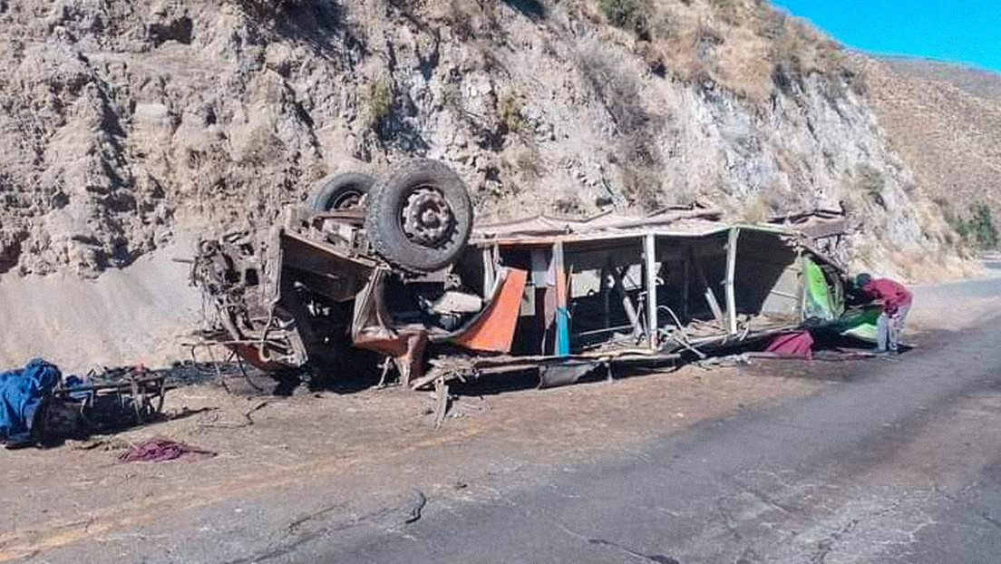 Al menos 13 muertos al caer un autobús por un barranco en Perú