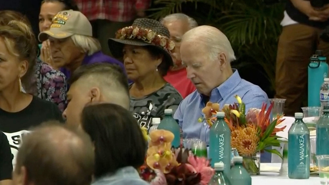 Biden se queda dormido durante una reunión con los sobrevivientes de los incendios en Hawái (VIDEO)