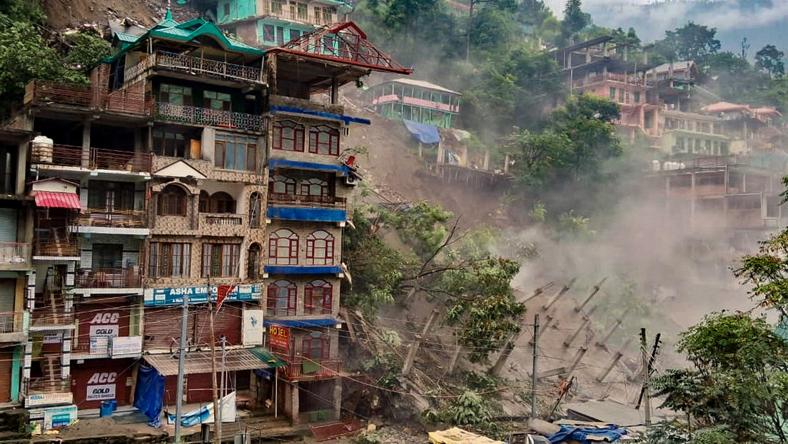 Caen varios edificios como castillos de naipes tras lluvias en India (VIDEO)