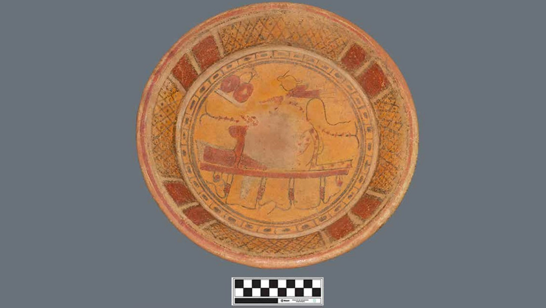 Descubren un antiguo plato decorado con un ser divino en excavaciones del Tren Maya en México