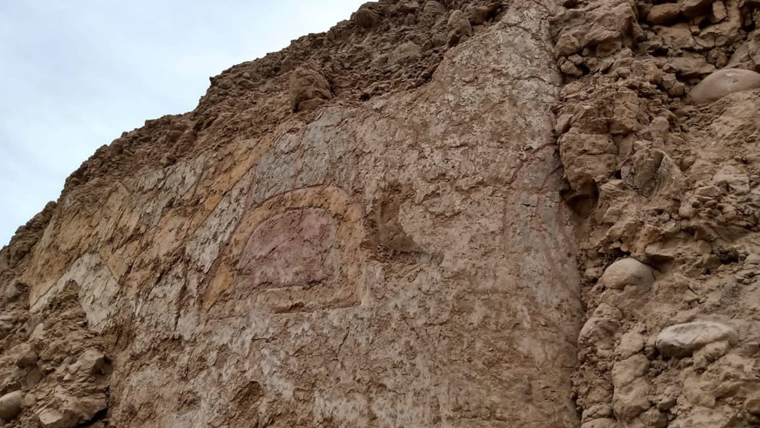 Descubren un muro policromado de 4.500 años de antigüedad en Perú