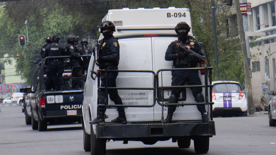 Encuentran cuerpos colgados en un puente y restos humanos en una hielera en México