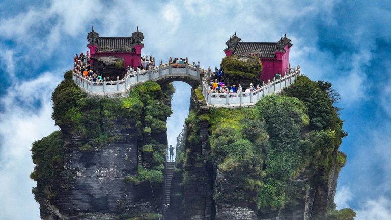 Escándalo en China: empleados pintan de rosa un antiguo templo patrimonio de la humanidad