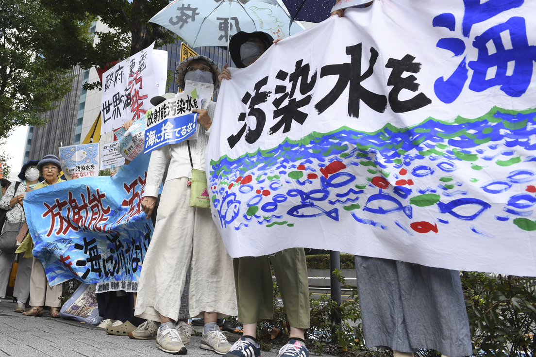 Japón comienza a verter al océano el agua de Fukushima