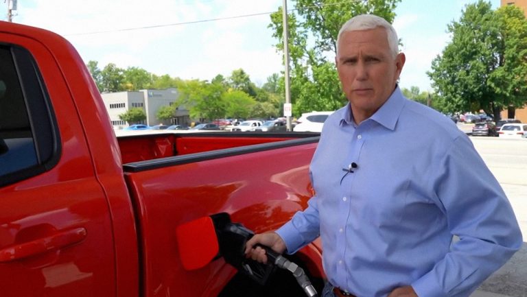 Mike Pence finge llenar una camioneta con gasolina en un video de campaña, olvida un detalle y se convierte en objeto de bromas