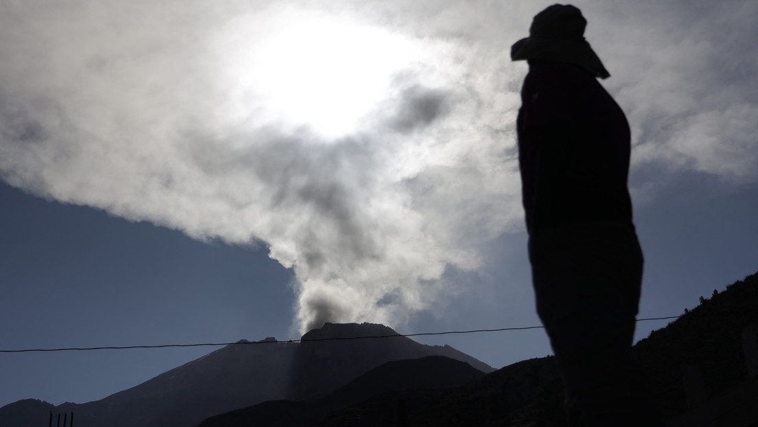 Nueva explosión de gases y ceniza en el volcán Ubinas, en Perú (VIDEO)
