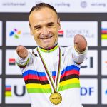 Premian a un ciclista paralímpico sin manos con un reloj de pulsera