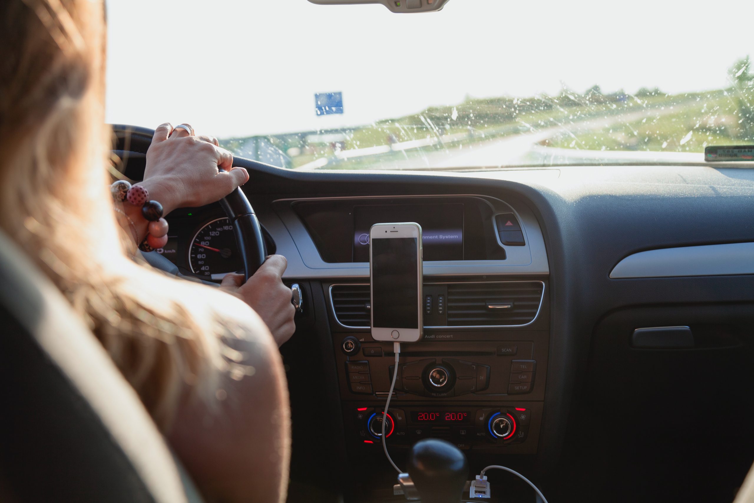 Seguridad en la conducción de adolescentes: El papel de los rastreadores OBD