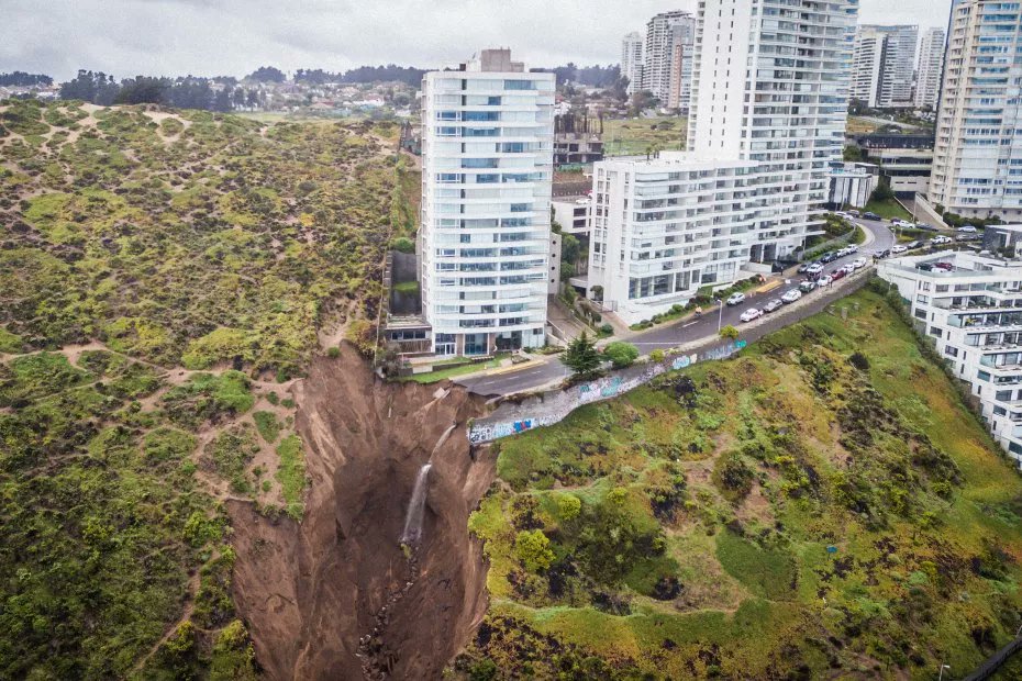 VIDEO: Un edificio queda al borde del colapso por un enorme socavón en las costas de Chile